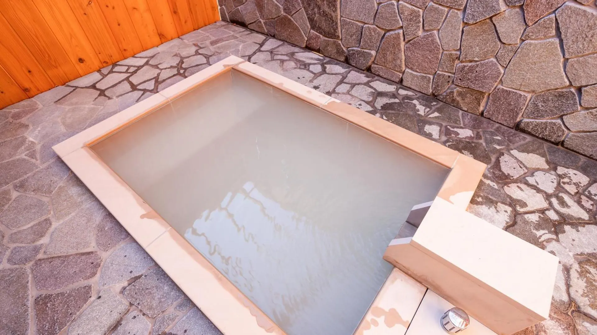 源泉かけ流し 白濁 Forest Suite Hakone Sengokuhara