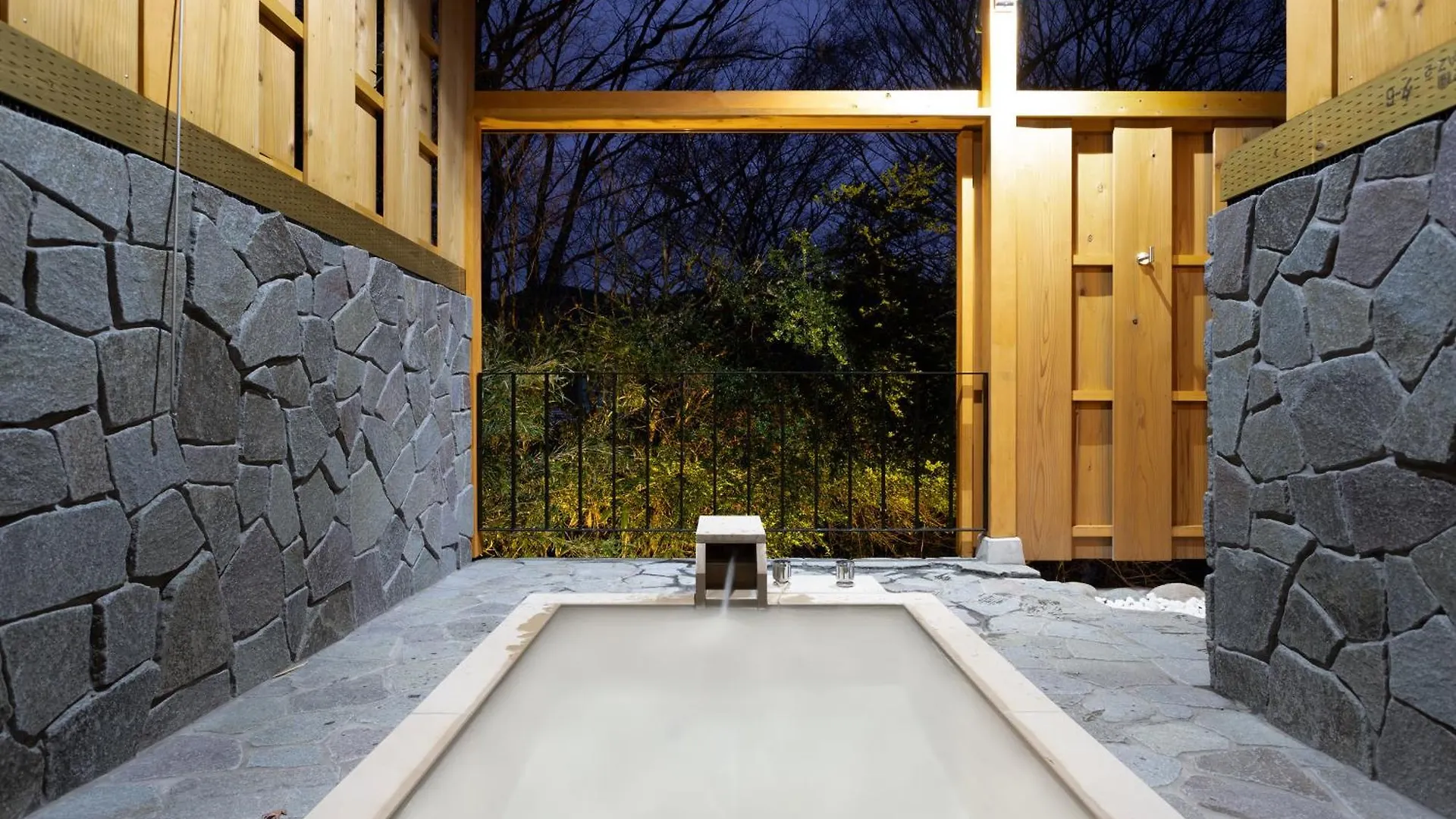 源泉かけ流し 白濁 Forest Suite Hakone Sengokuhara
